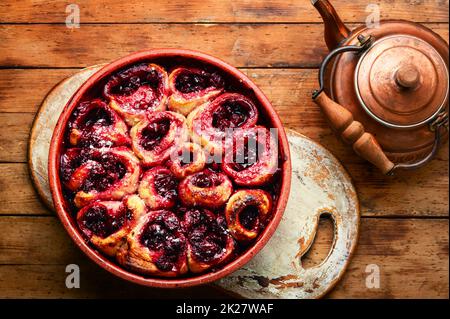 Leckerer Hüttenkäse-Kuchen mit Beeren. Stockfoto