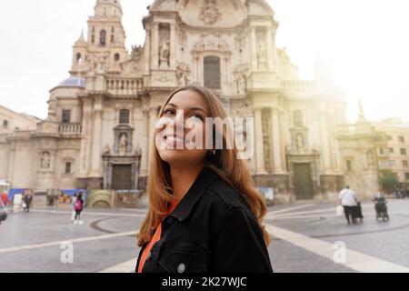 Touristisches Mädchen, das Murcia mit der Kathedrale Kirche Santa Maria im Hintergrund besucht, Murcia, Spanien Stockfoto