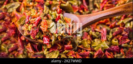Glasplatte und Holzlöffel mit getrockneten Paprika und Samen Chili, habanero, Jalapeno, Rawit, Bird Eye Chili, thai-Chili Stockfoto