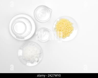 Kosmetische Chemikalien Inhaltsstoff auf weißem Labortisch. Cetylester Wachs, Candelilla Wachs, Alkohol. Stockfoto