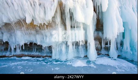 Eis an der Steinmauer. Schließen Sie einen der Felsen des Kaps Sagan-Khushun oder drei Brüder, die Insel Olkhon, den Baikalsee, Russland Stockfoto