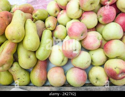 Äpfel und Birnen werden auf dem Markt im Pavillon verkauft. Obst im Korb Apfelbirne süße Öko-Lebensmittel Obst Markt gesunde Lebensweise Hintergrund Geschäft Sortiment Stockfoto