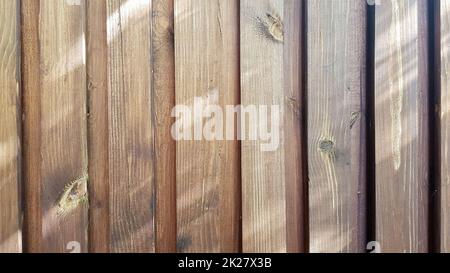 Naturbraune Holzlattlinie Anordnen des Texturhintergrunds des Musters. Holzstruktur, Holzhintergrund. Nahtlose Holzstruktur des Bodens oder Bürgersteigs, Holzpalette Stockfoto