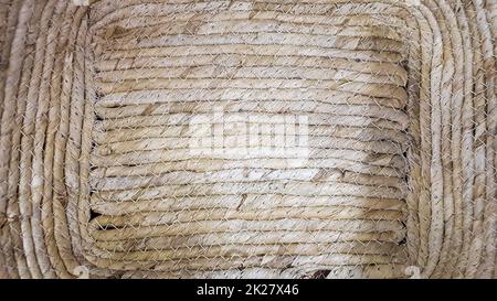 Ein Fragment Korb aus Weidenkorb. Nahkorbtextur als Hintergrund. Gewebtes Korbmuster und -Struktur. Stockfoto