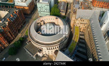Central Library Manchester - Luftaufnahme - MANCHESTER, Großbritannien - 15. AUGUST 2022 Stockfoto