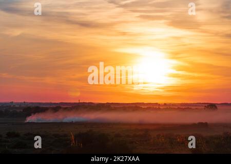 Das himmlische Licht der Sonne. Dramatischer Abendhimmel mit Wolken und Sonnenstrahlen. Sonnenlicht bei abendlichem Sonnenuntergang oder Sonnenaufgang am Morgen. Panoramablick auf die Wolken in Bewegung. Goldene Sonnenstrahlen und Wolken Stockfoto