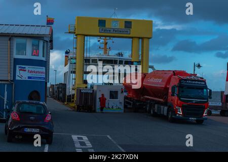Halbinsel Nordstrand, Hafen in Strucklahnungshörn mit Passagier- und Autofähre, Nordfriesland, Schleswig-Holstein, Norddeutschland, Stockfoto
