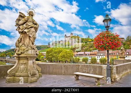 Würzburg. Flussufer und malerische Aussicht auf die Burg und die Weinberge von Würzburg Stockfoto