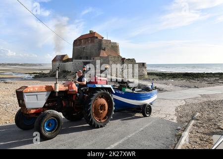 Ambleteuse Strand Cote d'Opale Nordfrankreich Fischer Schleppen Boot zum Meer mit Traktor. Stockfoto