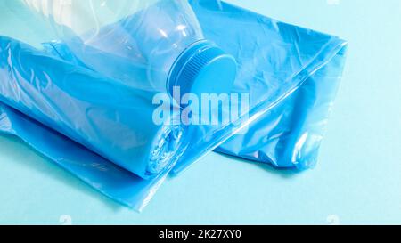 Eine Rolle Plastiktüten in Blau auf blauem Hintergrund. Beutel, die für Müll ausgelegt sind, zu Hause verwendet und in verschiedene Müllcontainer gelegt werden. Speicherplatz kopieren Stockfoto