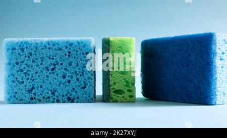 Viele blaue, rote, gelbe und grüne Schwämme werden verwendet, um den Schmutz zu waschen und zu wischen, den Hausfrauen im Alltag verwenden. Sie bestehen aus porösem Material wie Schaum. Gute Reinigungsmittelretention Stockfoto