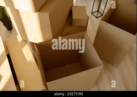 Mehrere leere Kartons Draufsicht Nahaufnahme Stockfoto