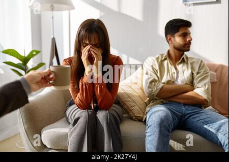 Frau weint, Ehemann kehrt die Augen während der Psychotherapie zurück Stockfoto