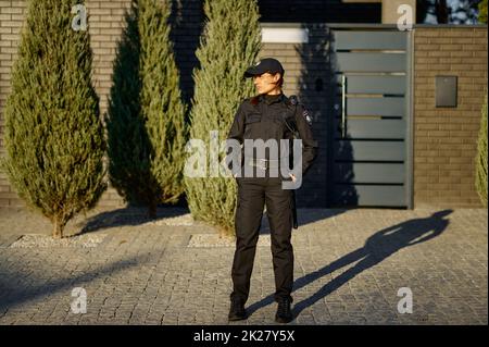 Frau Polizeibeamtin auf Straße Porträt in voller Länge Stockfoto