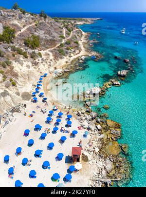 Luftaufnahme des Konnos Bay Beach. Bezirk Famagusta, Zypern Stockfoto