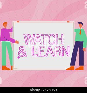 Textschild mit „Watch and Learn“. Business Showcase Beobachten und lernen Sie zwei Männer mit leerem Papierhintergrund zeichnen und präsentieren Sie neue Ideen. Stockfoto