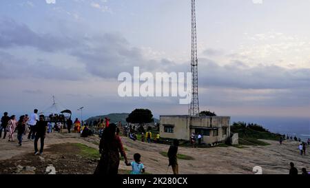 Nandi Hills, Karnataka, Indien-Mai 22 2022: Touristen genießen den wunderschönen Sonnenuntergang von der Spitze der Nandi Betta oder Nandidurg. Top Picknickplatz und Woche Stockfoto