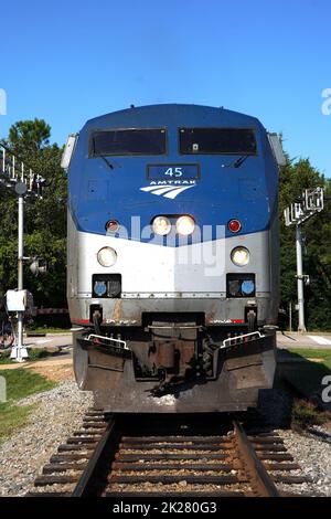 Cary, North Carolina, USA, 27. August 2022: Vor einem Amtrak-Zug Stockfoto