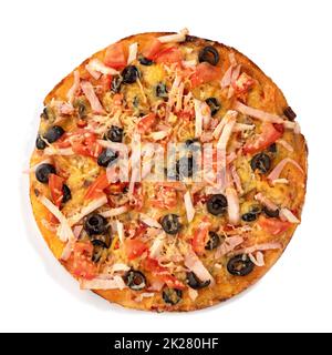 Gefrorene Pizza auf weißem Hintergrund. Halbfertige Pizza auf weißem Hintergrund isoliert. Stockfoto