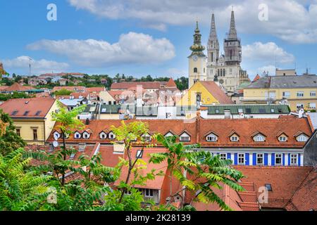 Blick von der Oberstadt über die Dächer in Richtung Zagreb Kathedrale in der Altstadt, Zagreb, Kroatien Stockfoto