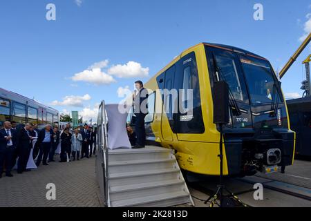 Berlin, Deutschland, 22.. September 2022. Der Bahnhersteller Stadler hat auf der Innotrans 2022, der internationalen Verkehrsmesse, offiziell seinen neuen IPEMU Merseytravel Klasse 777 mit Metro Mayor für die Liverpool City Region Steve Rotheram vorgestellt. Der Bürgermeister, der den ersten Zug der 52 starken Flotte betrachtend, sagte, dass sie „von der Öffentlichkeit für die Öffentlichkeit gekauft wurden, wodurch die ‘Öffentlichkeit’ wieder in den öffentlichen Verkehr zurückkehrt“. Er sagte auch, dass die Dienste in die Busse und Fähren der Stadt integriert werden. Obwohl der Großteil der Flotte nur 3. Schienenfahrzeuge sein wird, werden 7 mit Batteriepacks ausgestattet sein Stockfoto