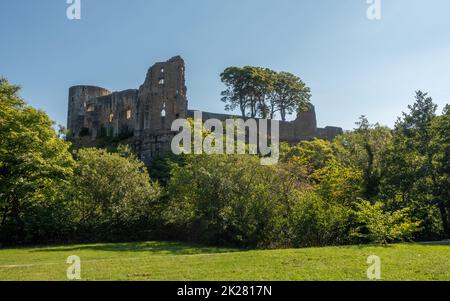 Barnard Castle in Sonnenschein und reinem blauen Himmel, Teesdale, County Durham, Großbritannien Stockfoto