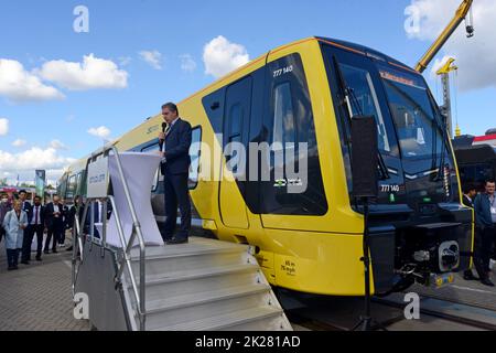 Berlin, Deutschland, 22.. September 2022. Der Bahnhersteller Stadler hat auf der Innotrans 2022, der internationalen Verkehrsmesse, offiziell seinen neuen IPEMU Merseytravel Klasse 777 mit Metro Mayor für die Liverpool City Region Steve Rotheram vorgestellt. Der Bürgermeister, der den ersten Zug der 52 starken Flotte betrachtend, sagte, dass sie „von der Öffentlichkeit für die Öffentlichkeit gekauft wurden, wodurch die ‘Öffentlichkeit’ wieder in den öffentlichen Verkehr zurückkehrt“. Er sagte auch, dass die Dienste in die Busse und Fähren der Stadt integriert werden. Obwohl der Großteil der Flotte nur 3. Schienenfahrzeuge sein wird, werden 7 mit Batteriepacks ausgestattet sein Stockfoto