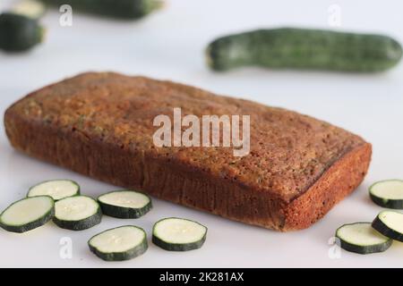 Vollkornbrot Zucchini. Feuchtes und dichtes Brot aus Vollkornmehl und zerkleinerten Zucchini. Ein gesundes Frühstück. Schuss mit Zucchini Stockfoto