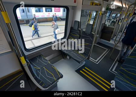 Berlin, Deutschland, 22.. September 2022. Der Bahnhersteller Stadler hat auf der Innotrans 2022, der internationalen Verkehrsmesse, offiziell seinen neuen IPEMU Merseytravel Klasse 777 mit Metro Mayor für die Liverpool City Region Steve Rotheram vorgestellt. Der Bürgermeister, der den ersten Zug der 52 starken Flotte betrachtend, sagte, dass sie „von der Öffentlichkeit für die Öffentlichkeit gekauft wurden, wodurch die ‘Öffentlichkeit’ wieder in den öffentlichen Verkehr zurückkehrt“. Er sagte auch, dass die Dienste in die Busse und Fähren der Stadt integriert werden. Obwohl der Großteil der Flotte nur 3. Schienenfahrzeuge sein wird, werden 7 mit Batteriepacks ausgestattet sein Stockfoto