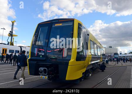 Berlin, Deutschland, 22.. September 2022. Der Bahnhersteller Stadler hat auf der Innotrans 2022, der internationalen Verkehrsmesse, offiziell seinen neuen IPEMU Merseytravel Klasse 777 mit Metro Mayor für die Liverpool City Region Steve Rotheram vorgestellt. Der Bürgermeister, der den ersten Zug der 52 starken Flotte betrachtend, sagte, dass sie „von der Öffentlichkeit für die Öffentlichkeit gekauft wurden, wodurch die ‘Öffentlichkeit’ wieder in den öffentlichen Verkehr zurückkehrt“. Er sagte auch, dass die Dienste in die Busse und Fähren der Stadt integriert werden. Obwohl der Großteil der Flotte nur 3. Schienenfahrzeuge sein wird, werden 7 mit Batteriepacks ausgestattet sein Stockfoto