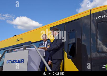 Erlin, Deutschland, 22.. September 2022. Der Bahnhersteller Stadler hat auf der Innotrans 2022, der internationalen Verkehrsmesse, offiziell seinen neuen IPEMU Merseytravel Klasse 777 mit Metro Mayor für die Liverpool City Region Steve Rotheram vorgestellt. Der Bürgermeister, der den ersten Zug der 52 starken Flotte betrachtend, sagte, dass sie „von der Öffentlichkeit für die Öffentlichkeit gekauft wurden, wodurch die ‘Öffentlichkeit’ wieder in den öffentlichen Verkehr zurückkehrt“. Er sagte auch, dass die Dienste in die Busse und Fähren der Stadt integriert werden. Obwohl der Großteil der Flotte nur 3. Schienenfahrzeuge sein wird, werden 7 Batteriepacks zu e haben Stockfoto