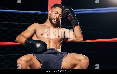 Sport, Boxring und müder frustrierter Boxer mit Kopfschmerzen, Verletzungen oder Ermüdung durch den Messewettbewerb. Niederlage oder Scheitern im Kampf Herausforderung Stockfoto