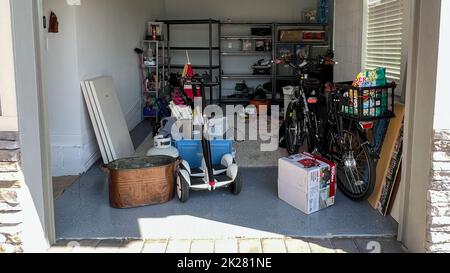 Orlando, FL USA - 3. März 2022: Eine unorganisierte Garage voller Sachen in einer Nachbarschaft. Stockfoto