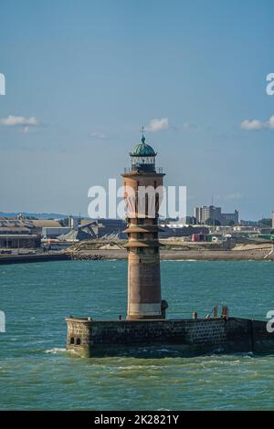 Europa, Frankreich, Dunkerque - 9. Juli 2022: Hafenlandschaft. Nahaufnahme des historischen Feus de Saint Pol, Licht, Turm auf dem Pier markiert Eingang zum Hafen unter Stockfoto