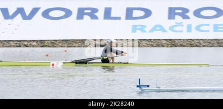 Racice, Tschechische Republik. 22. September 2022. Shiho Yonekawa aus Japan tritt am 5. Tag der Ruderweltmeisterschaften 2022, Halbfinale der Frauen mit einem Schädel im Labe Arena Racice am 22. September 2022 in Racice, Tschechien, an. Kredit: Jan Stastny/CTK Foto/Alamy Live Nachrichten Stockfoto