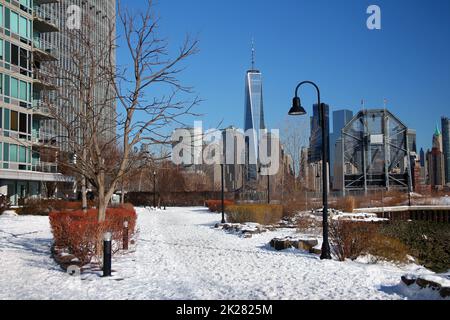 Der Pfad im Schnee mit den Wolkenkratzern von Downtown Manhattan Stockfoto
