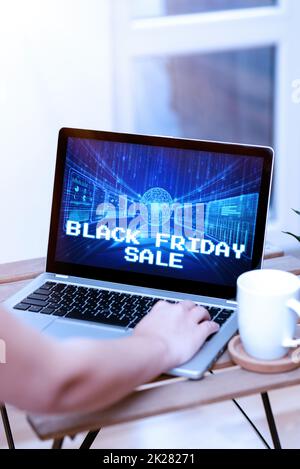 Konzeptunterschrift Black Friday Angebot. Business Showcase die Käufer mit Exclusive Produkten anziehen ist der niedrigere Preis, beide Hände tippen auf dem Laptop neben dem Becher und Plant Working From Home. Stockfoto