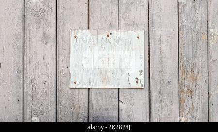 Schilder auf einem rustikalen Holzwandmodell. Vintage-Rahmen an einer alten Holzwand. Graue Holzhintergrundstruktur mit Kopierbereich. Holzwandtisch. Stockfoto