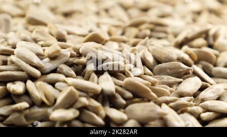 Sonnenblumenkerne, geschält, ohne Schale. Hintergrund geschälter, nicht gerösteter Samen. Stockfoto