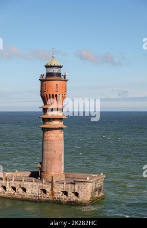 Europa, Frankreich, Dunkerque - 9. Juli 2022: Hafenlandschaft. Eintrittspunkt mit dem Leuchtturm von Feu de Saint Pol. Nordsee als Hintergrund unter Licht b Stockfoto