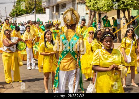 Goiânia, Goias, Brasilien – 11. September 2022: Gruppe von Feiernden in gelben Kleidern, die während der Congadas in Goiania singen und tanzen. Stockfoto