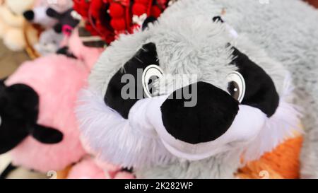 Souvenirmarkt in Yaremche. Stoffspielzeug zum Verkauf in Spielzeugläden. Ukraine, Yaremche - 20. November 2019 Stockfoto