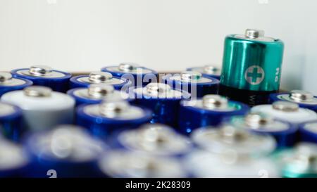 Eine Pappschachtel auf weißem Hintergrund, gefüllt mit gebrauchten AA- und AAA-Alkaline-Batterien, die zum Recycling gesammelt werden. Recycling und ökologische Probleme. Ukraine, Kiew - 7. Januar 2021. Stockfoto