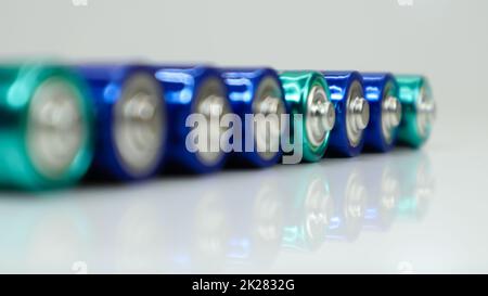 AA-Alkaline-Akkus auf weißem, glänzendem Hintergrund mit Reflexion und Kopierbereich. Stockfoto