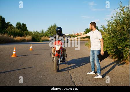 Fahrkurs auf Motordrome, Motorradschule Stockfoto