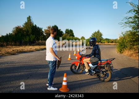 Fahrkurs auf Motordrome, Motorradschule Stockfoto