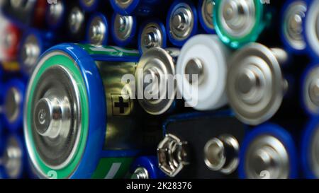 Viele gebrauchte Alkaline-Batterien Typ AA, AAA, PP3, D, C, Für Recycling gesammelt. Recycling und ökologische Probleme. Draufsicht eines Hintergrunds gebrauchter Batterien verschiedener Typen und Größen. Stockfoto