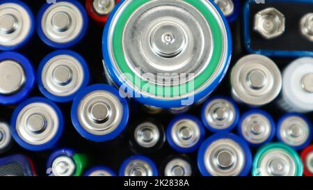Viele gebrauchte Alkaline-Batterien Typ AA, AAA, PP3, D, C, Für Recycling gesammelt. Recycling und ökologische Probleme. Draufsicht eines Hintergrunds gebrauchter Batterien verschiedener Typen und Größen. Stockfoto