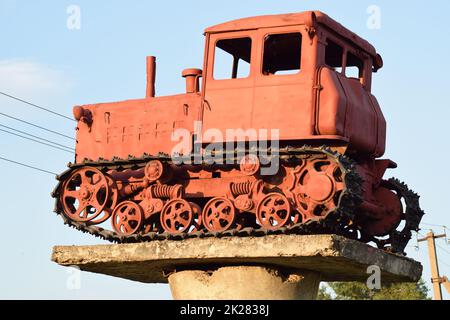 Traktor auf einem Sockel Stockfoto