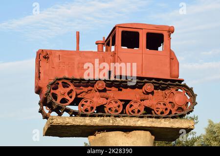 Traktor auf einem Sockel Stockfoto